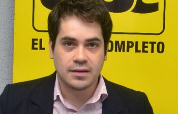 Daniel Martínez, abogado y economista colorado, muestra las tapas de su libro contra la izquierda y la “Ideología de Género”.