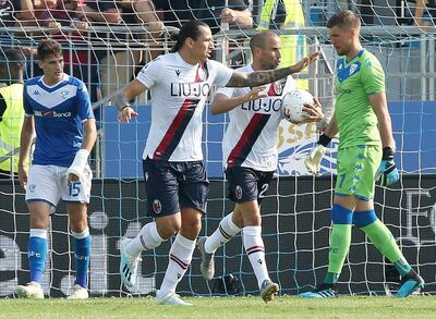 El argentino Rodrigo Palacio, con el balón, festeja su gol junto a Federico Santander.