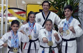 el-maestro-guillermo-ascurra-junto-con-los-luchadores-que-lograron-medallas--223502000000-1142054.jpg