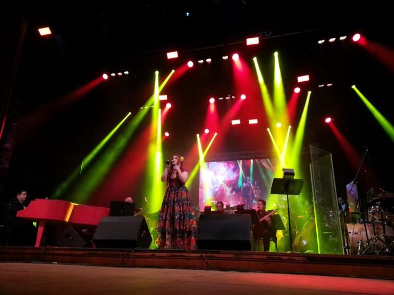 Melissa Hicks envuelta en la fantástica iluminación del Teatro Municipal Ignacio A. Pane.