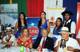 julia-palacios-liz-cramer-arturo-martinez-y-santiago-gonzalez-durante-el-lanzamiento-del-festival--232223000000-498024.jpg