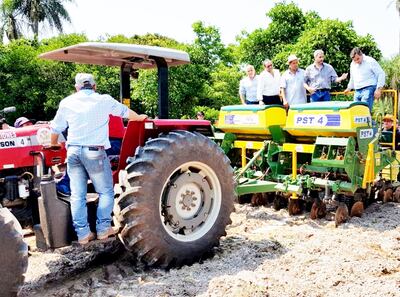 El presidente Mario Abdo Benítez visitó ayer la granja modelo en la compañía Ko’êju de Ayolas, departamento de Misiones.