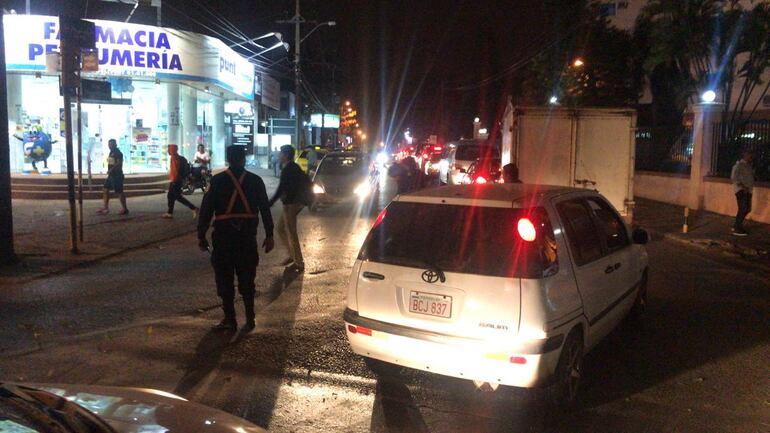 Manifestación de estudiantes genera caos en el tránsito en San Lorenzo.