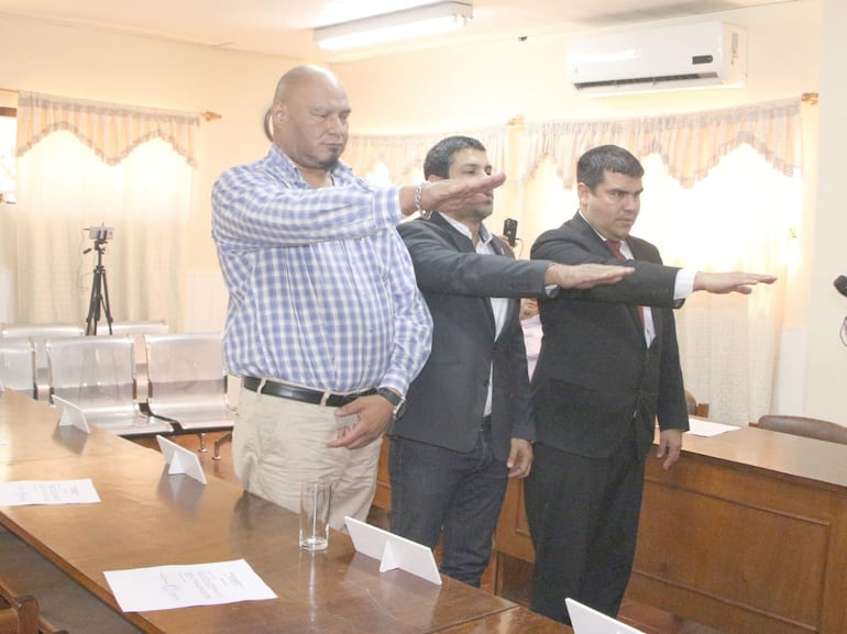 Julián Vega (con corbata roja) asumió como presidente de la Junta Municipal.