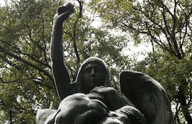 la-estatua-la-razon-vence-a-la-fuerza-fue-vandalizada-le-pusieron-una-lata-de-cerveza-en-las-manos--200959000000-1542651.jpg