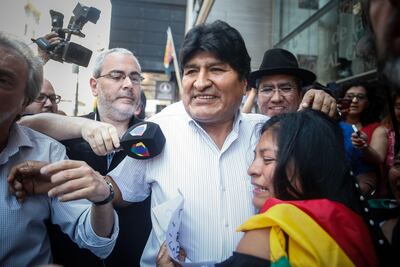 Evo Morales conversa con la prensa luego de una conferencia de prensa este martes en Buenos Aires.