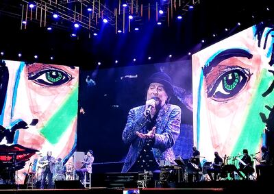 Las pantallas gigantes exhibían fotos de acuerdo a las canciones que iban interpretando Joaquín Sabina y Joan Manuel Serrat en el espectáculo “No hay dos sin tres”, que presentaron el sábado en el SND Arena.