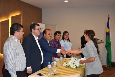 La entrega de becas se realizó a un mes de la finalización del año lectivo.