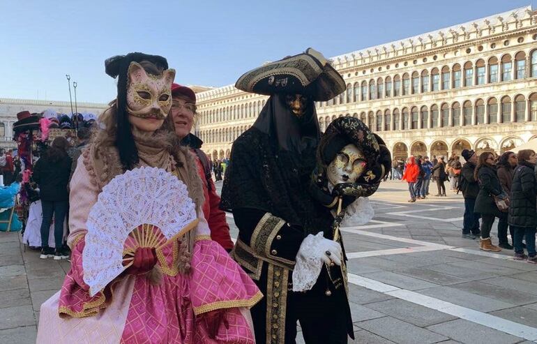 Enigmáticos seres enmascarados recorren desde este sábado el centro histórico de Venecia.