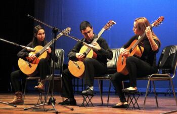 alumnos-de-guitarra-del-conservatorio-de-musica-agustin-barrios-del-ima-tambien-participaran-esta-noche-en-la-gala-de-aniversario-en-el-teatro-munic-221605000000-1602732.jpg
