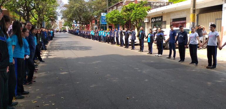 Los estudiantes y vecinos del comisario Ferrari hicieron un cordón para la carroza fúnebre.