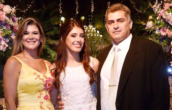 la-hermosa-quinceanera-junto-a-su-madre-tania-pankow-rodriguez-y-su-padre-francisco-luis-lopez-benitez--192201000000-1829223.jpg