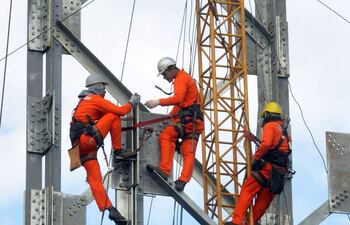 obreros-trabajando-en-la-estructura-de-la-linea-de-500-kv-solamente-faltan-montar-49-torres-de-758--225809000000-550218.jpg