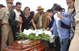 en-el-sepelio-del-suboficial-salvador-fernandez-la-viuda-jacinta-de-fernandez-llora-junto-a-otros-familiares--212712000000-591262.jpg