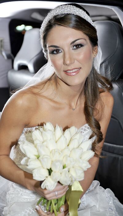 Flores naturales blancas destacaron en las manos de la novia, quien lució un diseño strapless y original tocado.