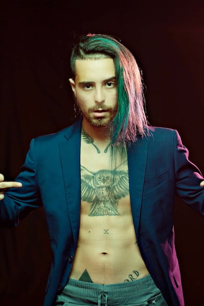 Con un lenguaje juvenil y sin tapujos, Joshua Dietrich explora diversos estilos como el pop, el reggae y el trap.