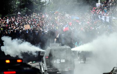 Las FF.AA. a cargo de la seguridad de Santiago anunció por cuarto día consecutivo toque de queda nocturno, en medio de la “ emergencia” decretado por el gobierno para frenar las protestas.