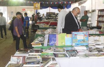 una-gran-variedad-de-titulos-para-grandes-y-chicos-con-ofertas-especiales-ofrece-al-publico-la-libroferia-asuncion--202945000000-1708393.jpg