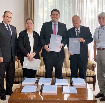 El titular de Sanacsa, José Carlos Martin (c), a su izquierda,  el embajador de Japón, Naohiro Ishida, y otros funcionarios.