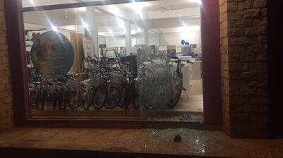 El joven rompió el blíndex de la casa comercial para hurtar una bicicleta.
