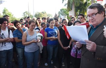 el-doctor-roberto-corbeta-lee-su-renuncia-al-cargo-de-encargado-de-despacho-de-la-facultad-de-medicina-una-ante-los-estudiantes-apostados-frente-al-a-225900000000-1388068.jpg