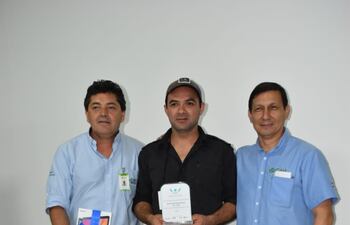El ganador del premio Citi José Alcides Núñez (centro), con el jefe del CAH de Horqueta y el gerente del CAH, Daniel Acosta