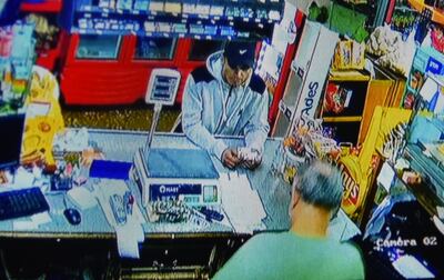 Imagen del delincuente, frente al mostrador, antes del asalto.