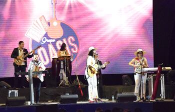 el-grupo-oasis-en-un-momento-del-concierto-que-ofrecio-el-sabado-en-la-playa-san-jose-de-encarnacion-en-el-festival-canto-a-la-vida--191836000000-1786771.jpg