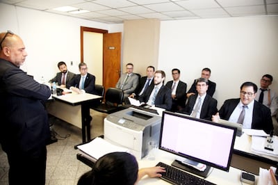 El juez de Garantías Gustavo Amarilla, atento a los argumentos del abogado Tarek Tuma, en la audiencia realizada ayer.