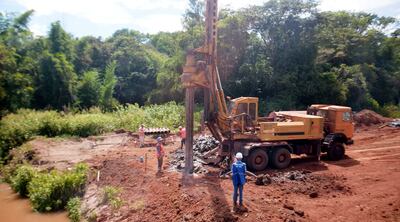 Obreros trabajan para el montaje de la estructura del puente sobre el arroyo Capiibary.