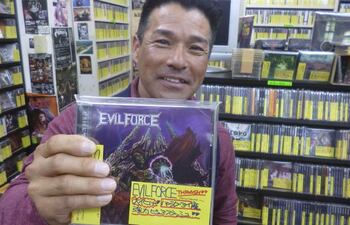 un-cliente-sostiene-el-cd-ancient-spores-del-grupo-evil-force-comprado-en-una-tienda-de-japon--185030000000-1268069.jpg