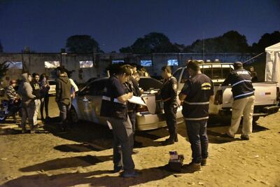 Agentes policiales en pleno  procedimiento en el lugar donde fue asesinado el menor.