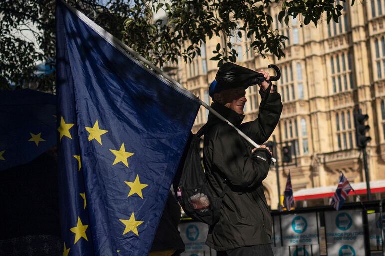 Un manifestante anti-Brexit cerca del Parlamento británico, en Londres.
