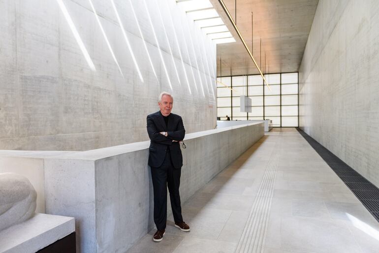 El arquitecto británico David Chipperfield en uno de los pasillos de la James-Simon-Galerie.