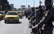 Agentes del GEO resguardan la Transchaco tras el anuncio de que taxistas iban a cerrar el tramo.
