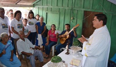 El padre Carlos Cárdenas ofició una misa de acción de gracias en el domicilio de la familia.
