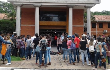 ayer-frente-al-rectorado-estudiantes-de-veterinaria-estuvieron-expectantes-de-la-decision-de-los-consejeros-de-la-una--224803000000-1641123.jpg