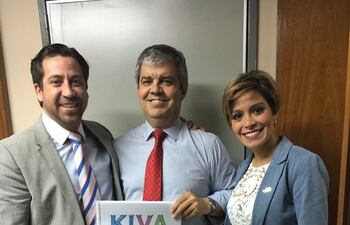 representantes-de-kiva-paraguay-posan-con-el-ministro-de-educacion-enrique-riera--131748000000-1523298.jpg