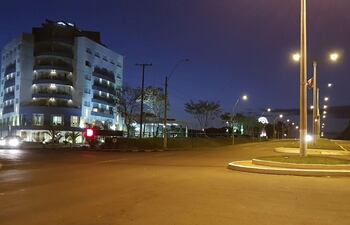 la-doble-avenida-itaipu-pasa-frente-a-una-de-las-mejores-postales-de-la-ciudad-el-casino-7-saltos--205846000000-1727075.jpg