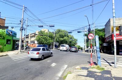 La esquina de la avenida Perú y la avenida Pettirossi donde la circulación fue normal debido al retiro del vallado que había puesto la Policía  en la intersección con la calle Teodoro S. Mongelós.