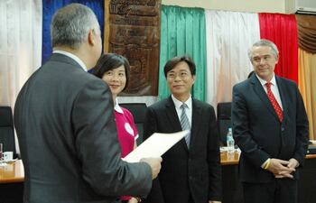 la-gobernacion-de-itapua-declaro-ayer-ciudadano-honorifico-al-titular-de-la-circunscripcion-consular-de-taiwan-en-ciudad-del-este-diego-wenn-c-q-214840000000-1447971.jpg