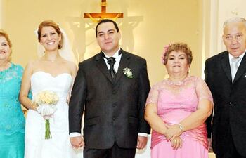 en-familia-los-novios-y-sus-padrinos-leonardo-rodolfo-sanchez-y-stella-marys-garcia-alejandra-leguizamon-y-felix-de-la-cruz-ozuna--222645000000-529663.jpg