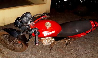 La moto utilizada por los maleantes quedó en el lugar del asalto.