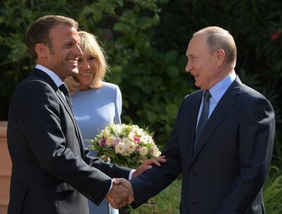 El presidente de Francia, Emmanuel Macron (i) recibió en París a su homólogo ruso, Vladimir Putin. Los acompaña la primera Dama francesa, Brigitte Macron.