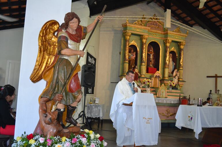 Misa en el templo  parroquial de San Miguel, Misiones.