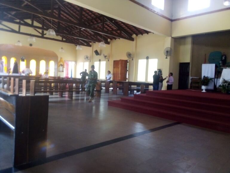 Personales del departamento de investigación de delitos con sus partes de la comisaría 3ª de Horqueta que toman los datos sobre un intento de robo.