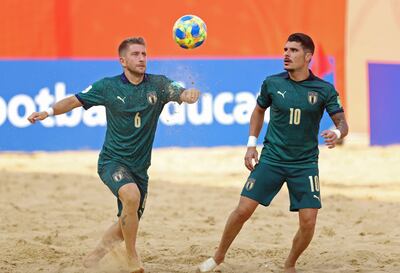 Simone Marinai (6) y Gabriele Gori (10) en un partido del grupo B de la Copa Mundial de Fútbol Playa de Paraguay.