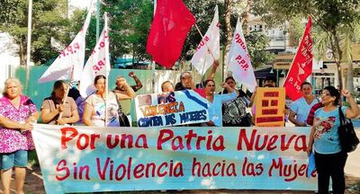 El feminicidio marca su presencia con un puño cerrado que lleva consigo una vida más como trofeo.