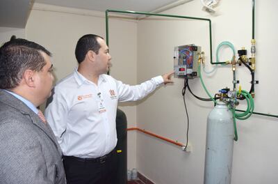 El doctor Víctor Cabrera le muestra al intendente Yd el sistema central de oxígeno.