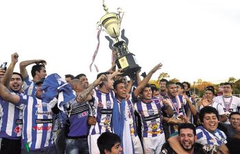 el-trofeo-y-las-medallas-de-campeon-del-torneo-promocion-de-ufi-en-manos-de-sus-ganadores--205956000000-1506657.jpg